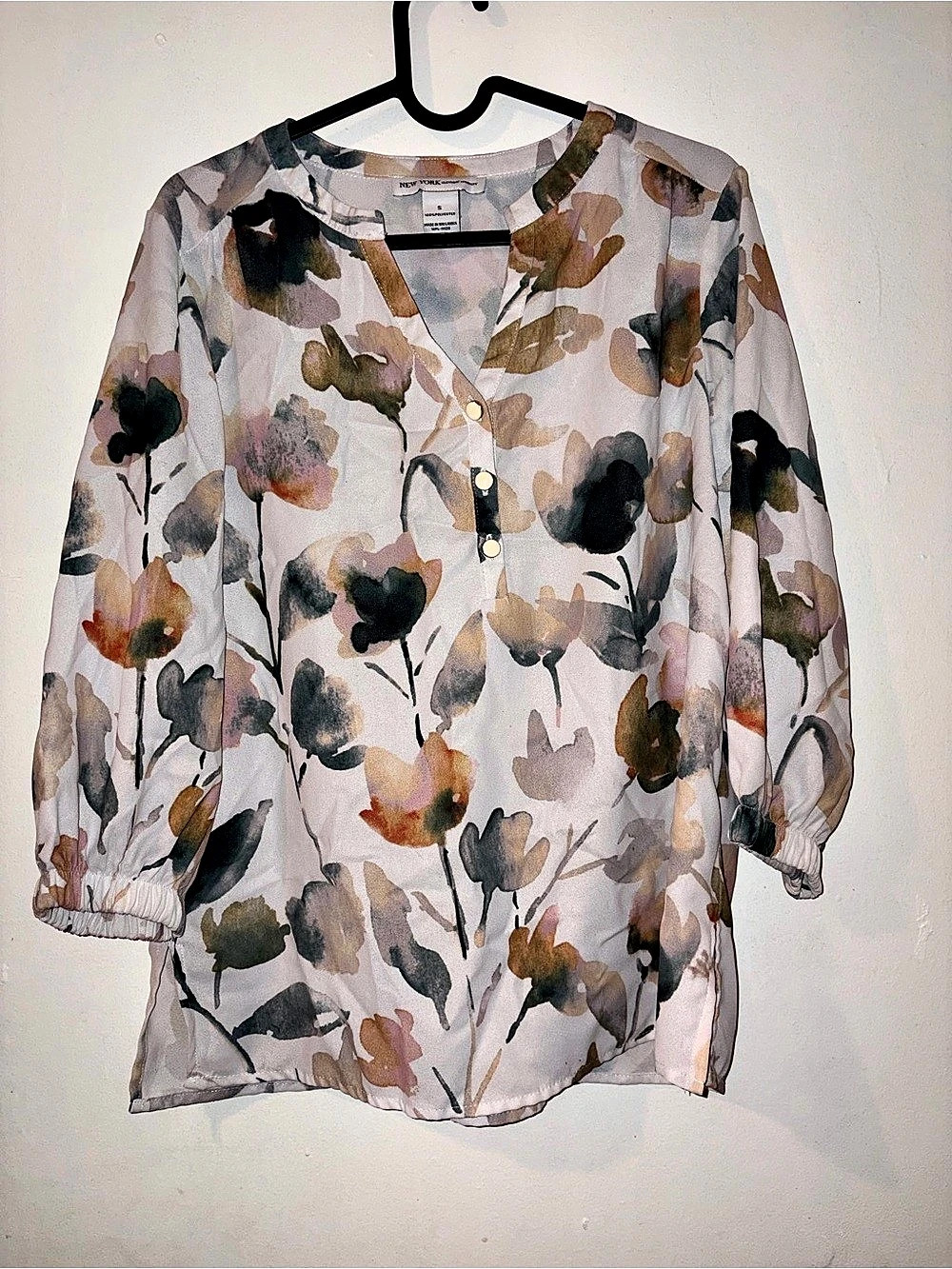 New York clothing company Floral Blouse in White & Multicolor size small